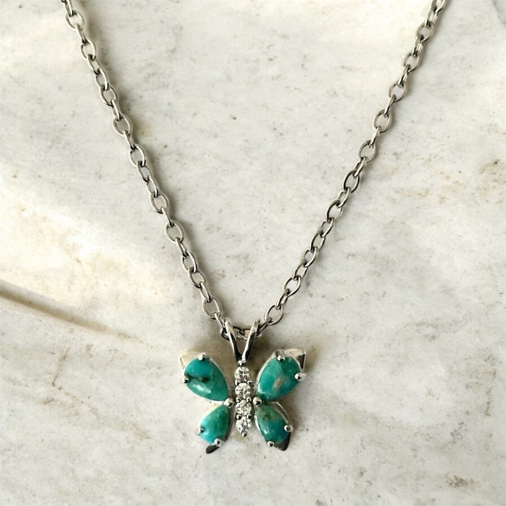 Chic 925 Sterling Silver Necklace with Green Turquoise Butterfly Pendant